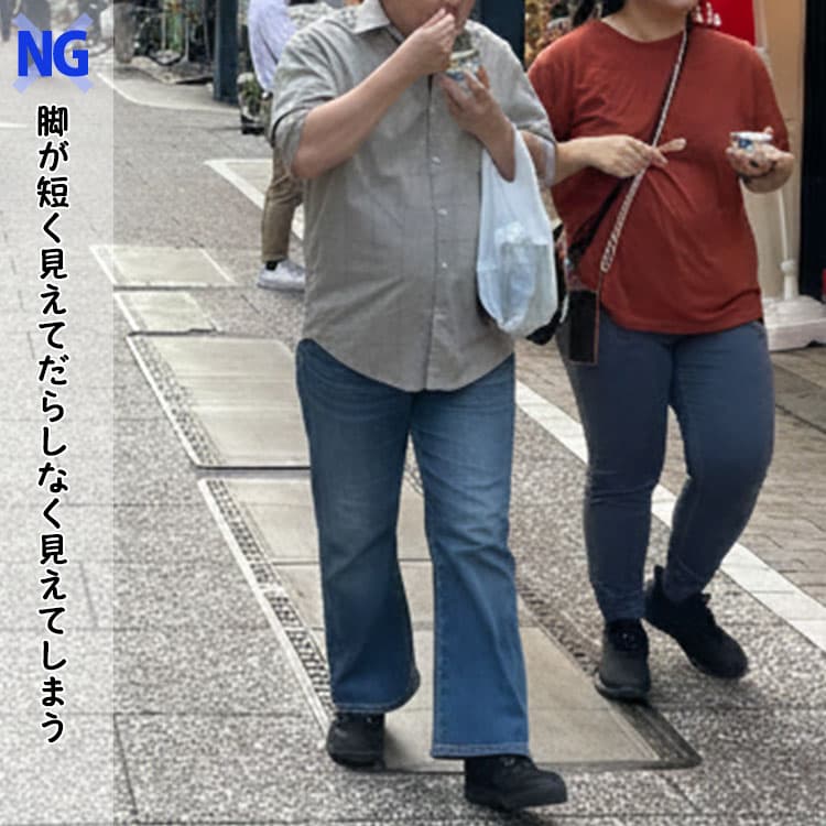 脚が短く見えてだらしなく見えてしまうバレルレッグジーンズをはいたダサいコーデ例