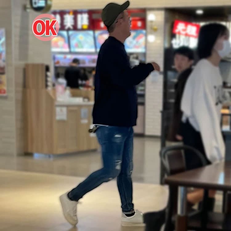 おしゃれなジーンズファッションをした男性の例