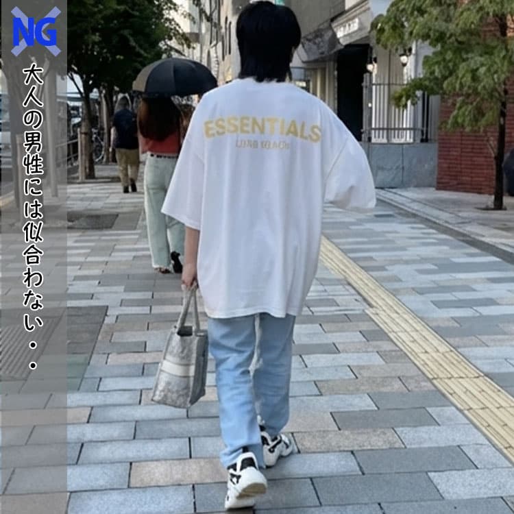 ブランドロゴが大きく入ったビッグシルエットの若者向けの七分袖Tシャツ