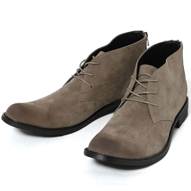 ジーンズに合わせてもダサく見えないスエード素材のベージュ色のブーツ