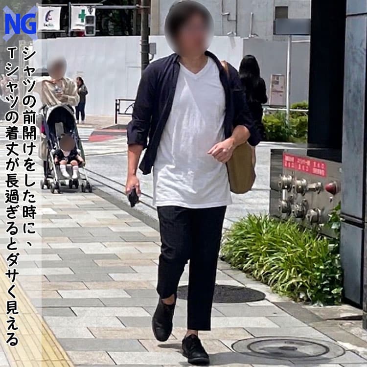 シャツの着丈よりもTシャツの着丈が長く、シャツの前開けがダサく見える男性