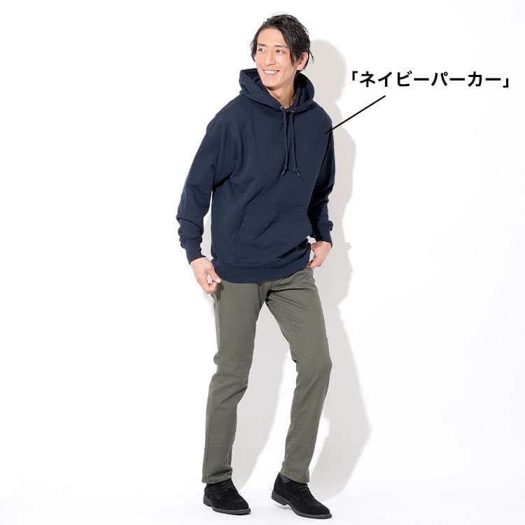 オリーブグリーンパンツにネイビーを合わせたコーデ例