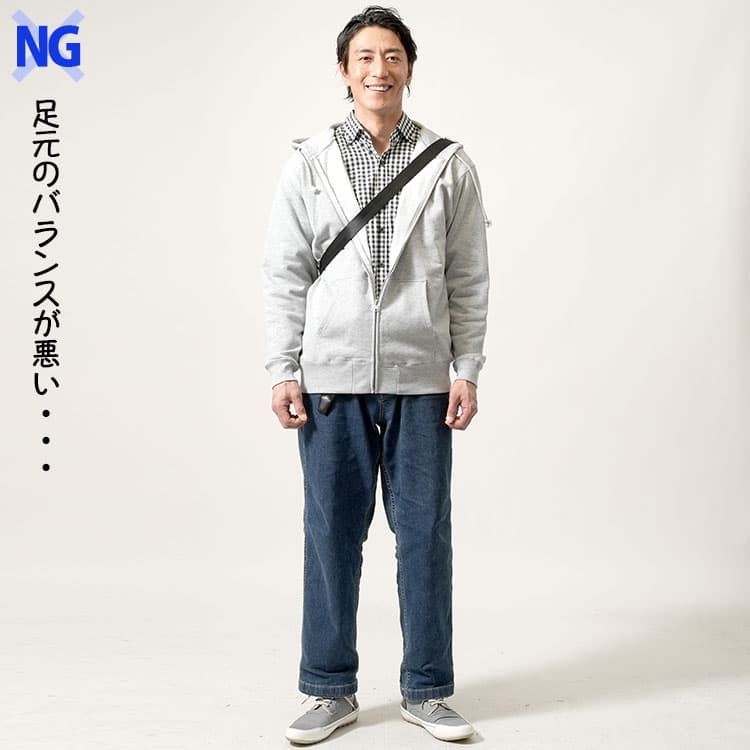 靴とデニムの丈の間に大きな隙間ができてアンバランスな例