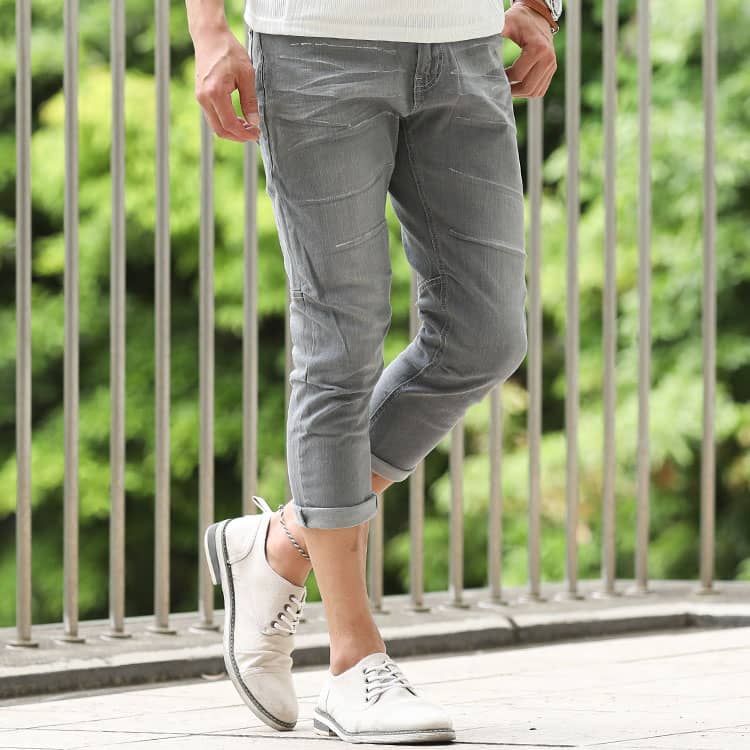 意図したデザインの洗練されたグレージーンズ