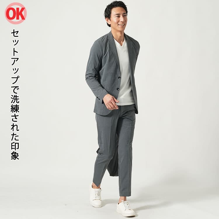 グレーのセットアップのインナーに白を合わせて洗練されたOK画像