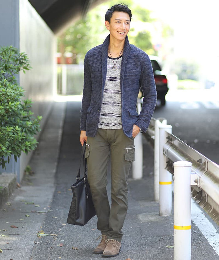 シンプルなデザインのネックレスをつけたコーディネート