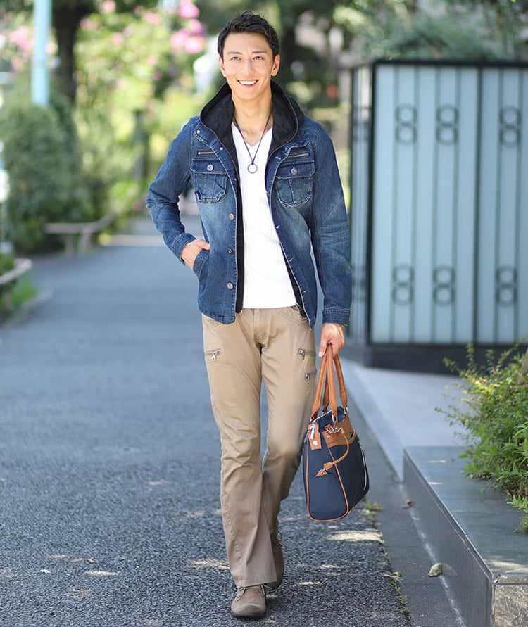 シンプルなデザインのネックレスをつけたコーディネート