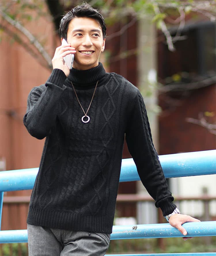 メンズにおすすめのちょいワルが叶う黒タートルネックセーター