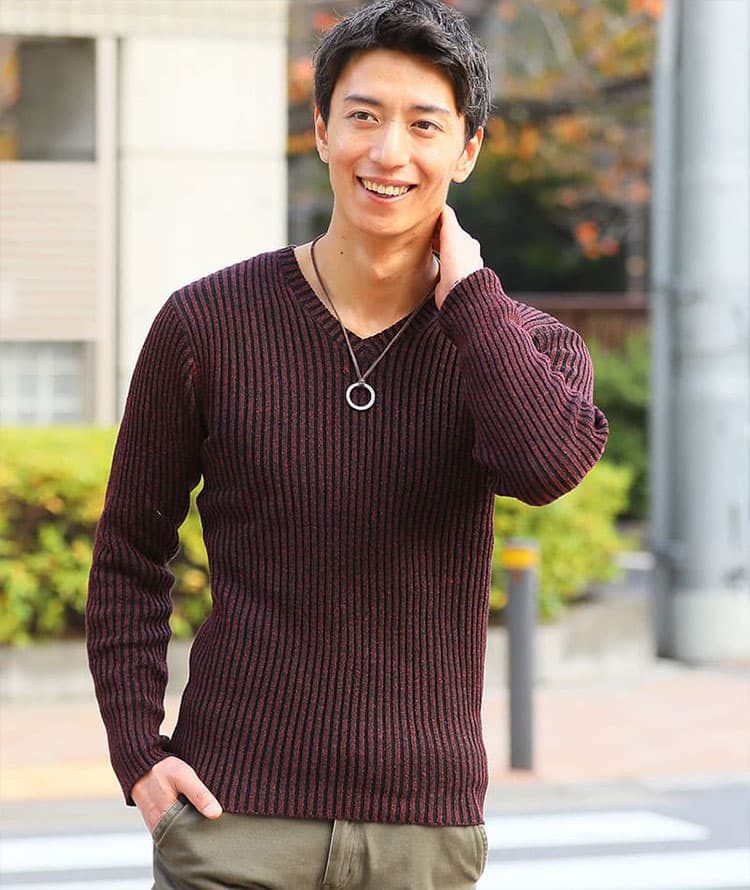 メンズにおすすめのちょいワルが叶うワインVネックセーター