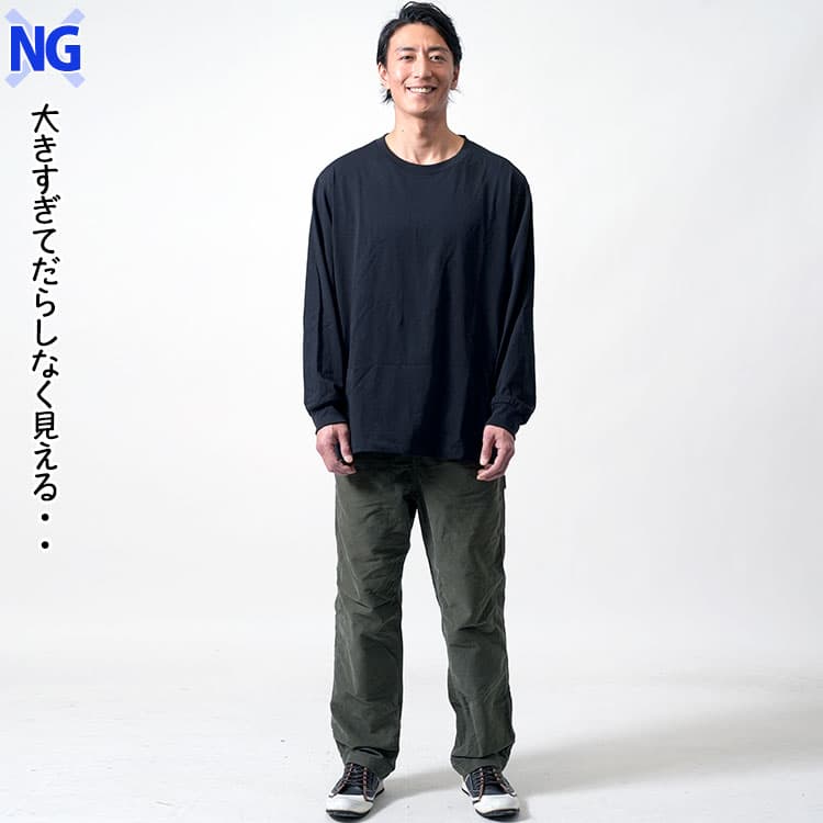 ゆったりとしたTシャツを着た40代にはふさわしくないコーデの例