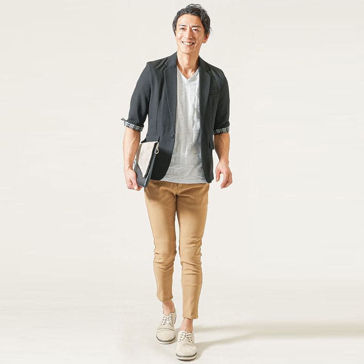 40代メンズにおすすめの七分袖サマージャケットにVネックの白Tシャツを合わせたコーデ