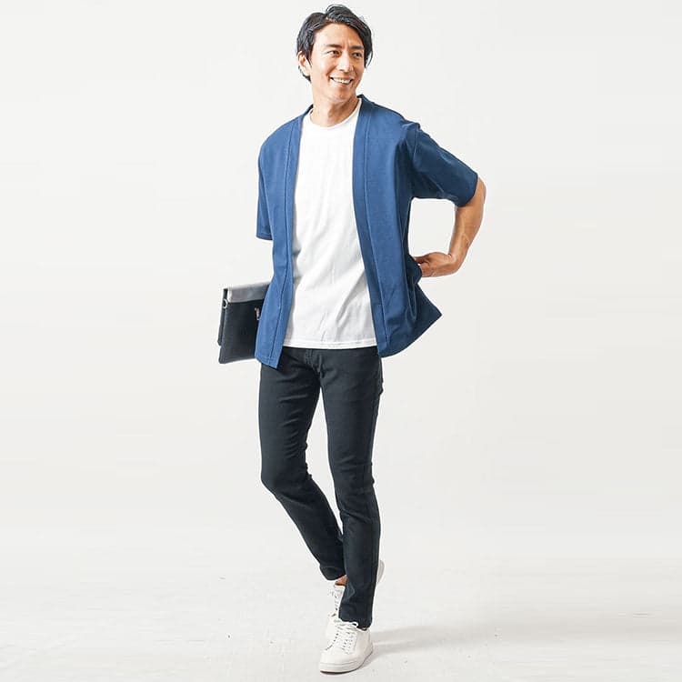 40代メンズにおすすめの白のクルーネックTシャツの上にボタンレスカーディガンを合わせたコーデ