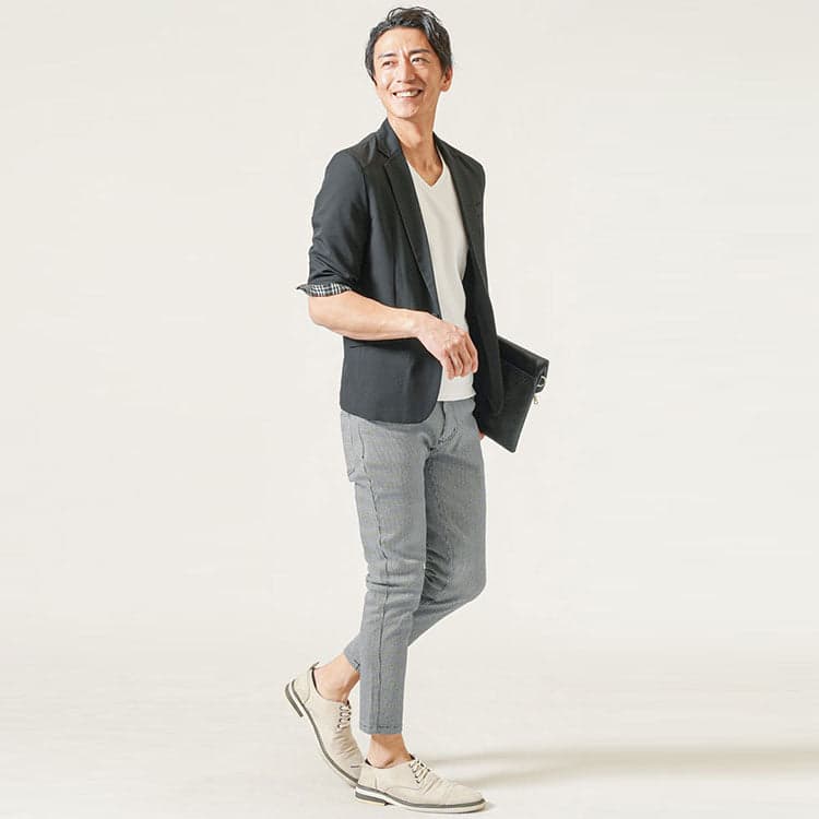 40代メンズにおすすめの黒の五分袖テーラードジャケットと白の半袖VネックTシャツのコーデ