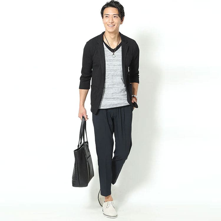 ダサいと言われないメンズVネックインナーのコーデ例