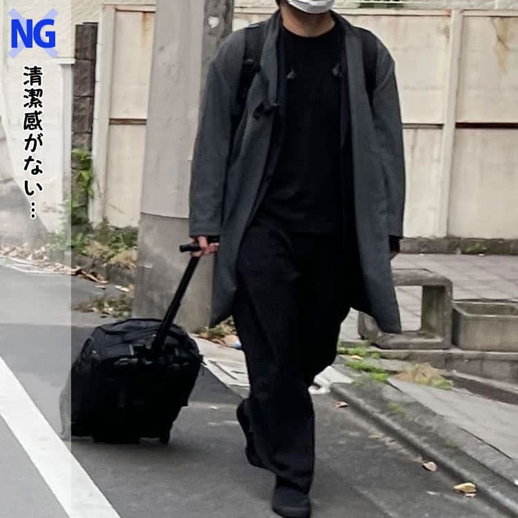 ジャケットもオーバーサイズで全体の色も暗くだらしなく見えるNG画像