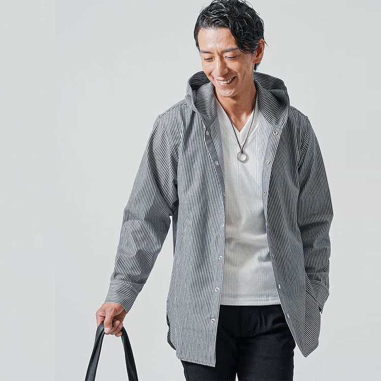 50代メンズのパーカーを着た男性