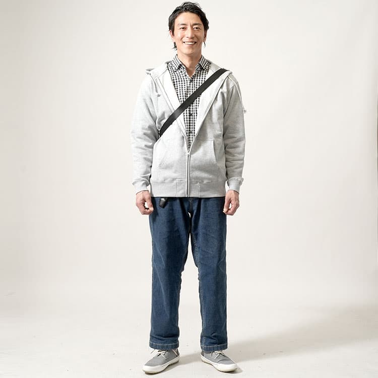 50代メンズがダサいと言われるパーカーファッションの例