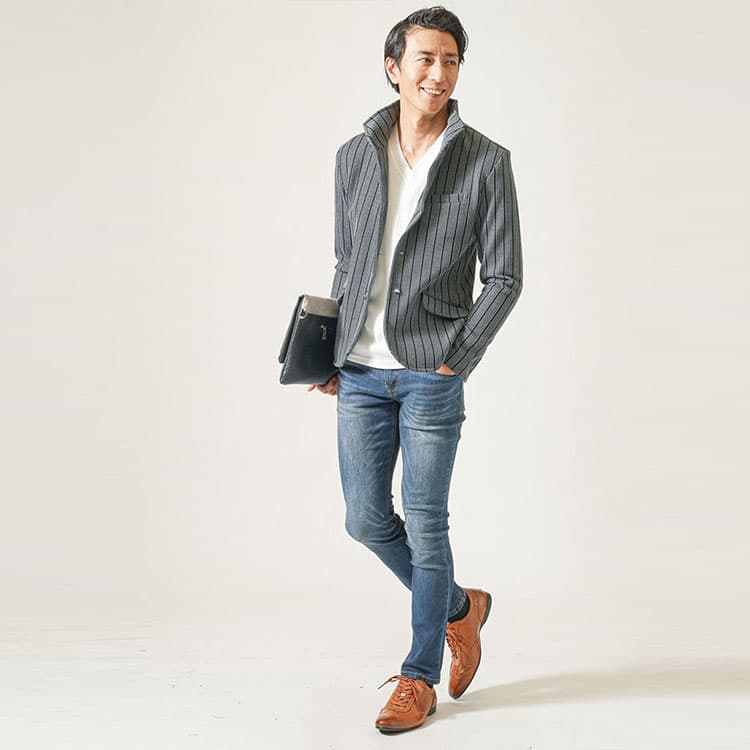 50代メンズのデニムを着た男性