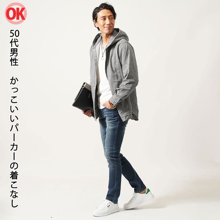 細身のパーカーとジーンズを合わせた50代メンズにふさわしいパーカーコーデ