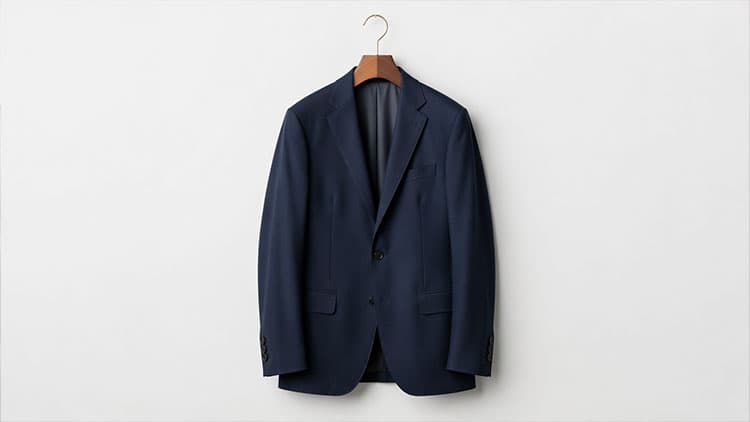 木製ハンガーにかけられたジャケット