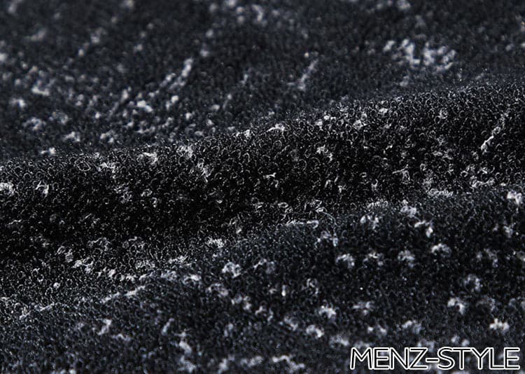 ジャカード柄の黒Tシャツ