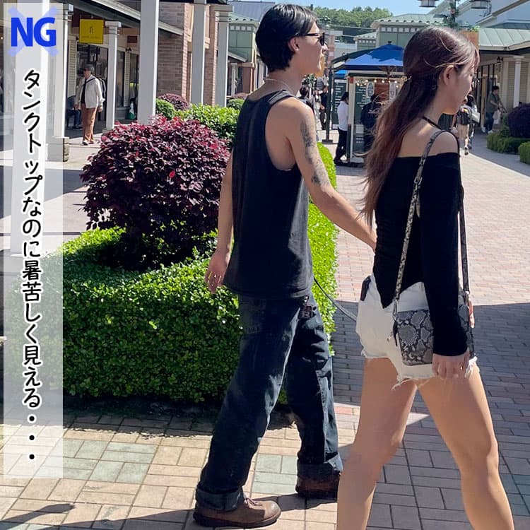 黒タンクトップ一枚に重厚感のあるパンツを合わせたNG例