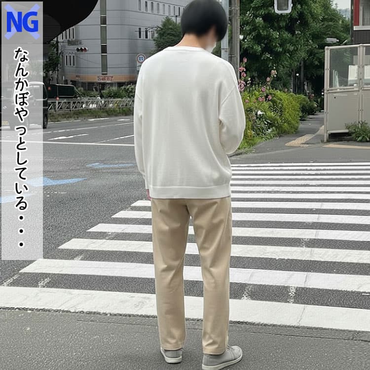 白ニットに明るい色のズボンを合わせている失敗例