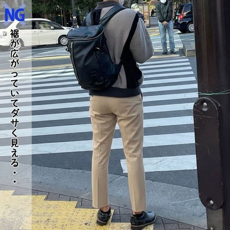 ダサく見える裾が広がったチノパンをはいたコーデ例