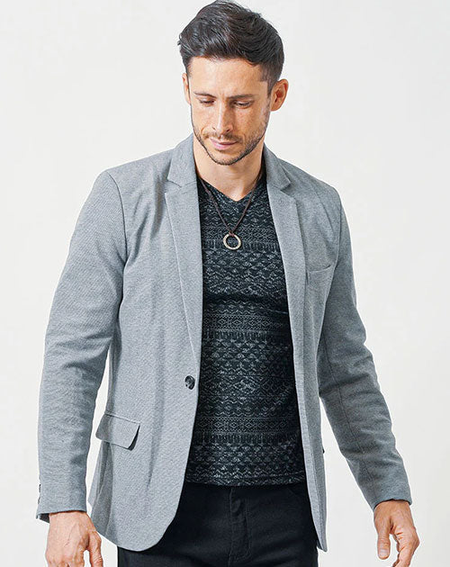 大きいサイズでもおしゃれに見えるグレーテーラードジャケット