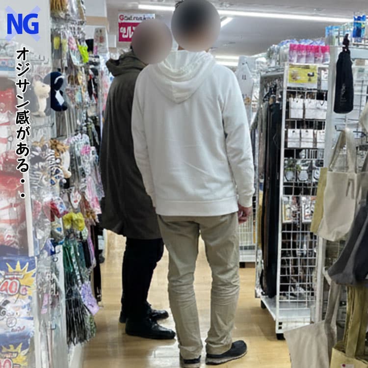 白パーカーにベージュのズボンを合わせたコーデ例