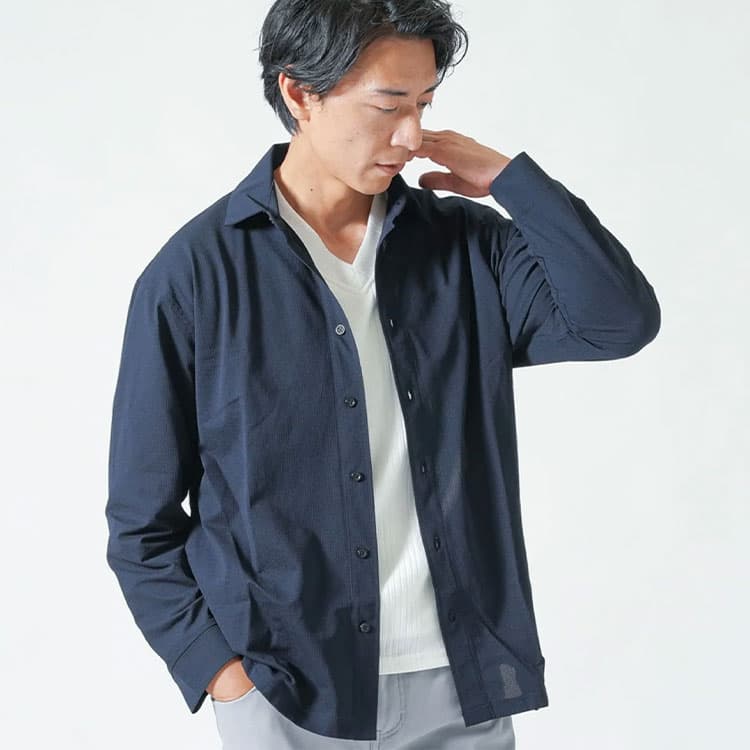 温度変化に対応できる薄手長袖シャツを羽織ったイメージ画像
