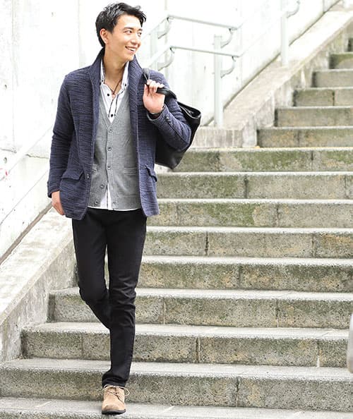 メンズにおすすめのテーパードパンツをはいた男性