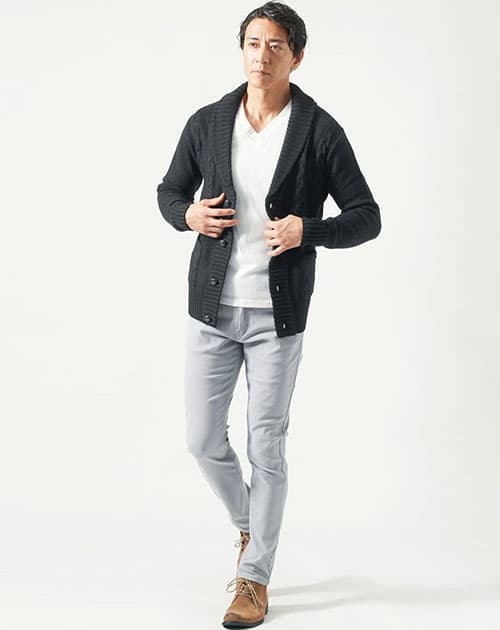 メンズにおすすめのカーディガンを羽織った男性
