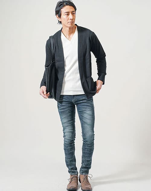 メンズにおすすめのカーディガンを羽織った男性