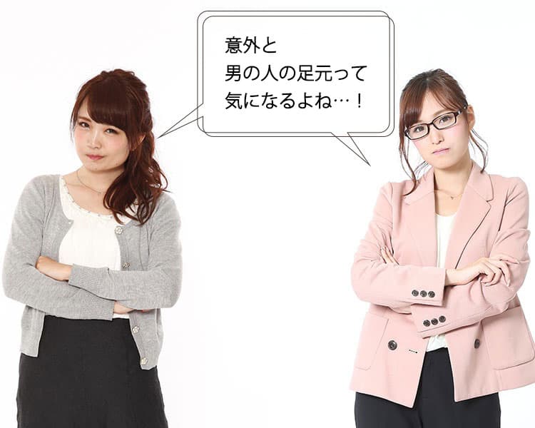 ダサく見えるメンズスニーカーについて話す女性モデルのイメージ画像