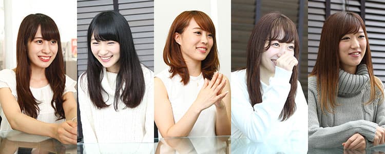 好印象なメンズスニーカーを選ぶ女性モデルのイメージ画像