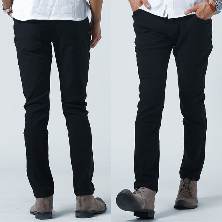 メンズにおすすめのスリム黒パンツの後ろ姿と脚長効果