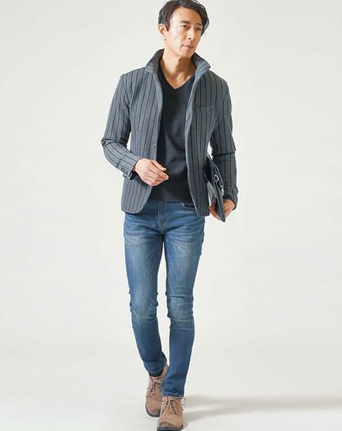 メンズにおすすめのデニムパンツをはいた男性