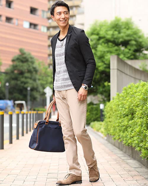 メンズにおすすめのチノパンツをはいた男性