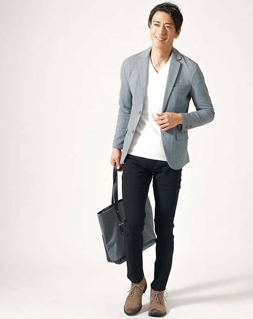 細身体型におすすめのパンツをはいた男性　