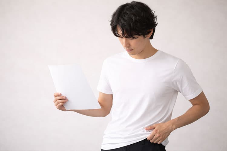 自分の骨格をセルフチェックしている男性