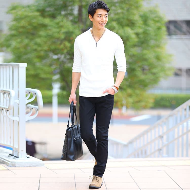 50代男性がカッコよく見える黒パンツを穿いた男性