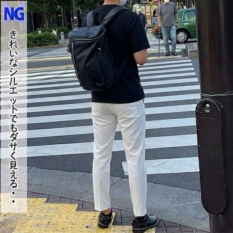 テーパードシルエットではないダサく見える白パンツの例