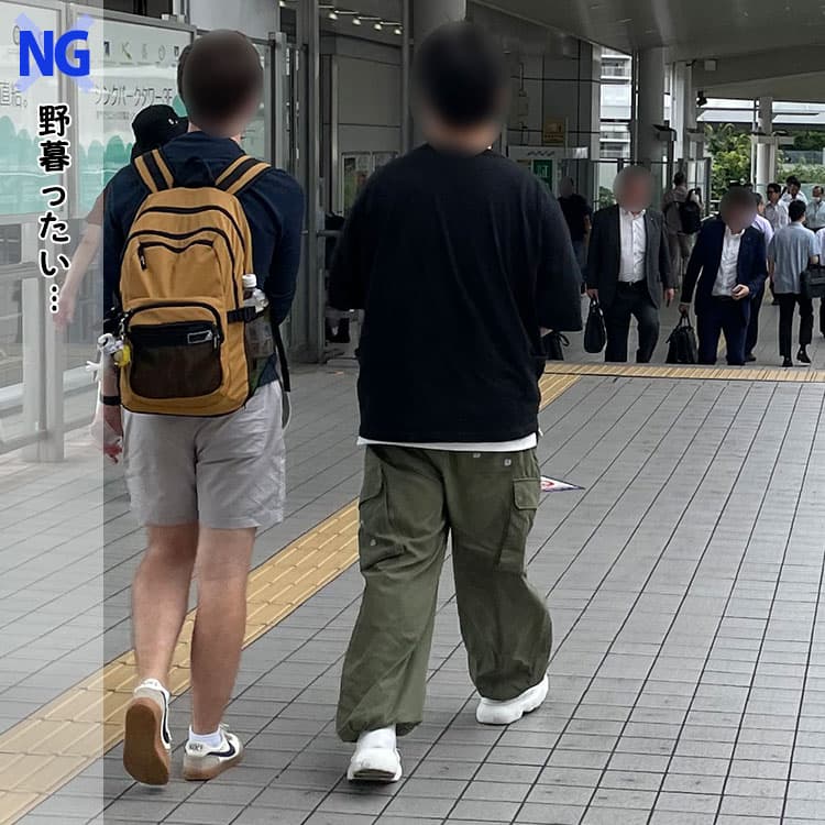 シルエットがダボっとしたカーゴパンツとTシャツで野暮ったく見えるコーデ例