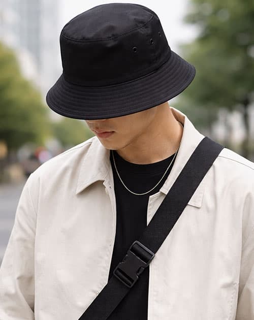 バケットハットをかぶった男性