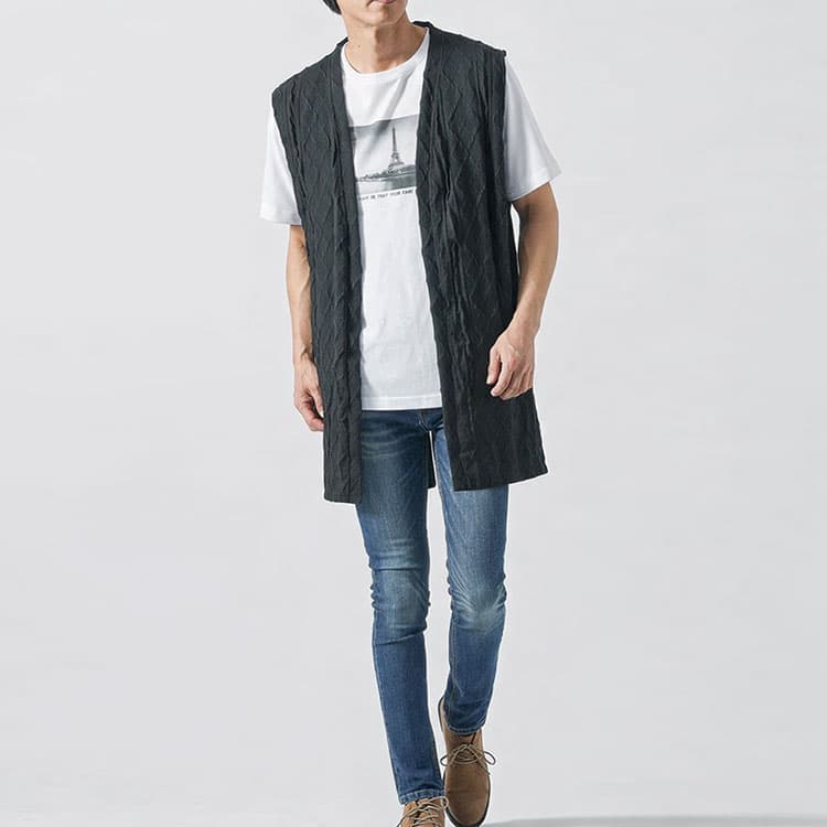 Tシャツコーデにロングジレを合わせた男性