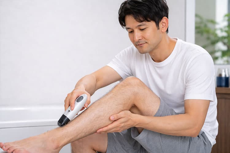 ムダ毛処理をしている男性