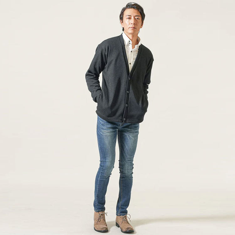 グレーカーディガンに合うズボンとのコーディネート