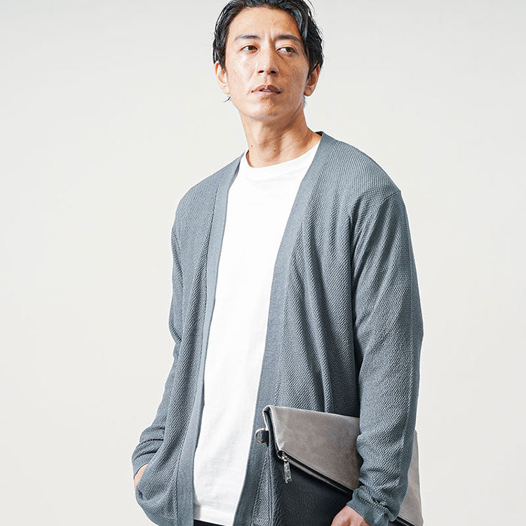 グレーカーディガンに合うズボンとのコーディネート