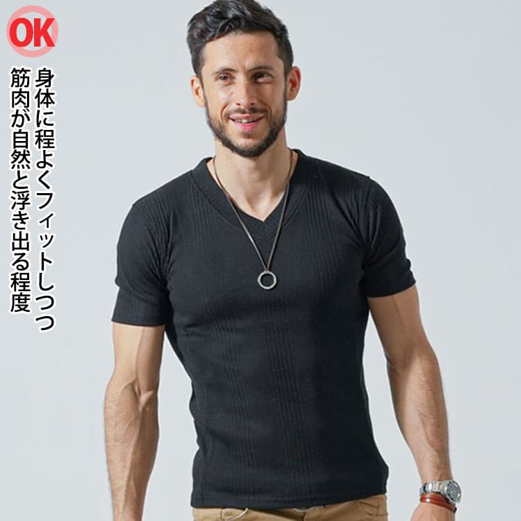 身体に程よくフィットしつつ筋肉が自然と浮き出る程度のTシャツ例